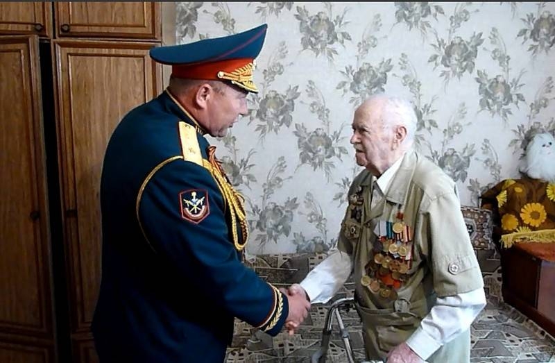 Самарских ветеранов военные поздравили минипарадами