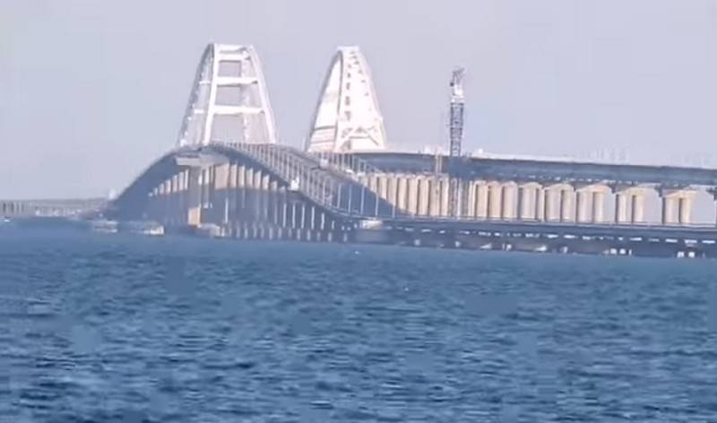 Эксперт заявил об угрозе Крымскому мосту от украинских кораблей