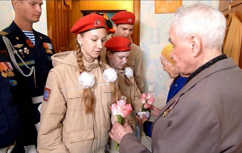 Самарских ветеранов военные поздравили минипарадами