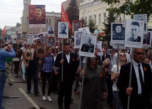 В колоннах "Бессмертного полка" всё чаще шагают с портретами Сталина