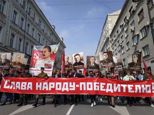 В колоннах "Бессмертного полка" всё чаще шагают с портретами Сталина