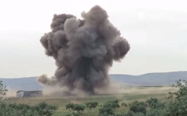 ВВС Сирии бомбят позиции боевиков в районе военной базы в провинции Алеппо