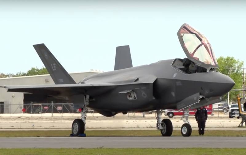 Истребители F-35 впервые приняли участие в трехсторонних учениях