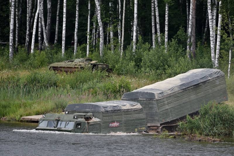 Минобороны показало кадры форсирования водной преграды различной техникой