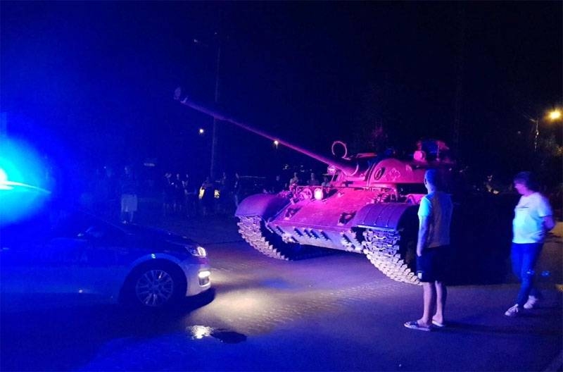 Жители польского города вызвали полицию при виде танка Т-55 на улицах