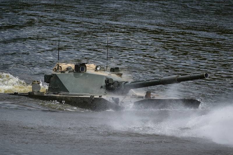 Минобороны показало кадры форсирования водной преграды различной техникой