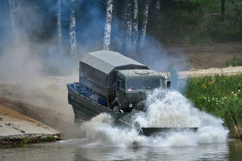Минобороны показало кадры форсирования водной преграды различной техникой