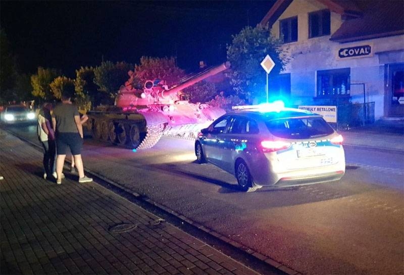 Жители польского города вызвали полицию при виде танка Т-55 на улицах