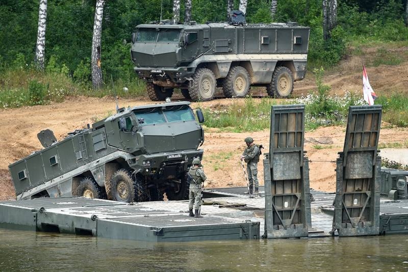 Минобороны показало кадры форсирования водной преграды различной техникой