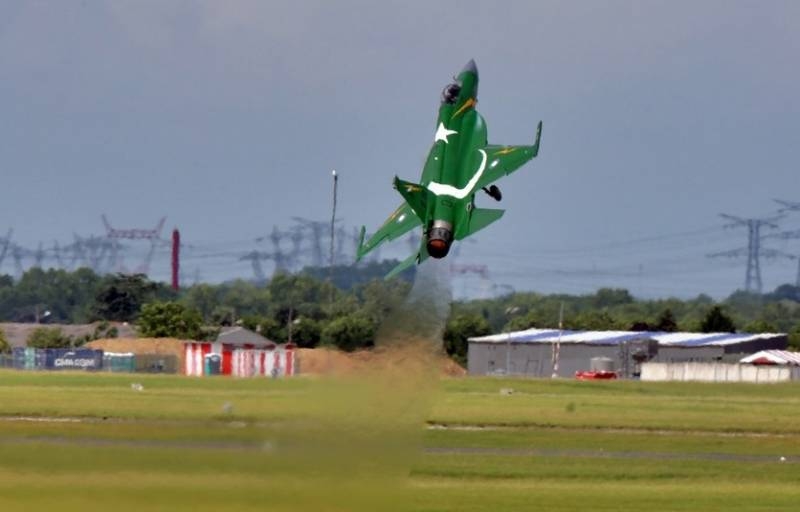 JF-17 выполняет фигуры пилотажа на двигателе РД-93 из РФ