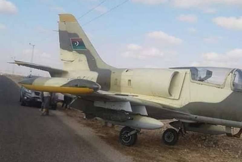 Ливийский военный самолет приземлился на автотрассе в Тунисе