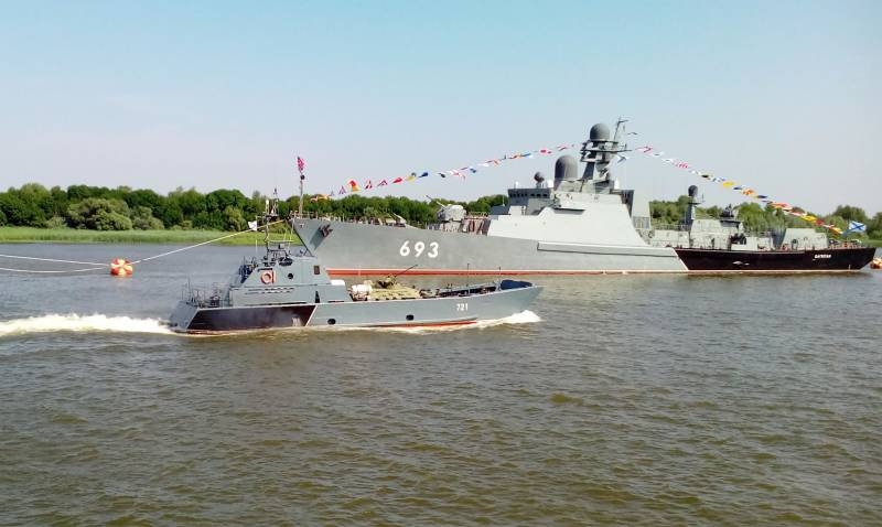 "Град Свияжск" атаковал условного противника во время праздника ВМФ на Волге