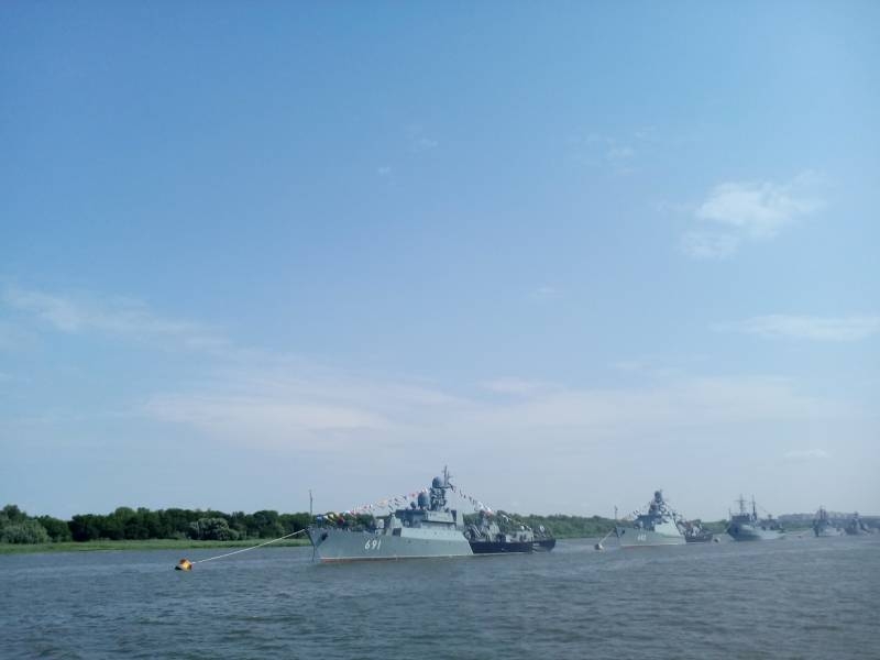 По-праздничному шумная репетиция военно-морского парада в Астрахани