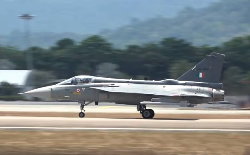 Индийский истребитель HAL Tejas потерял подвесные топливные баки