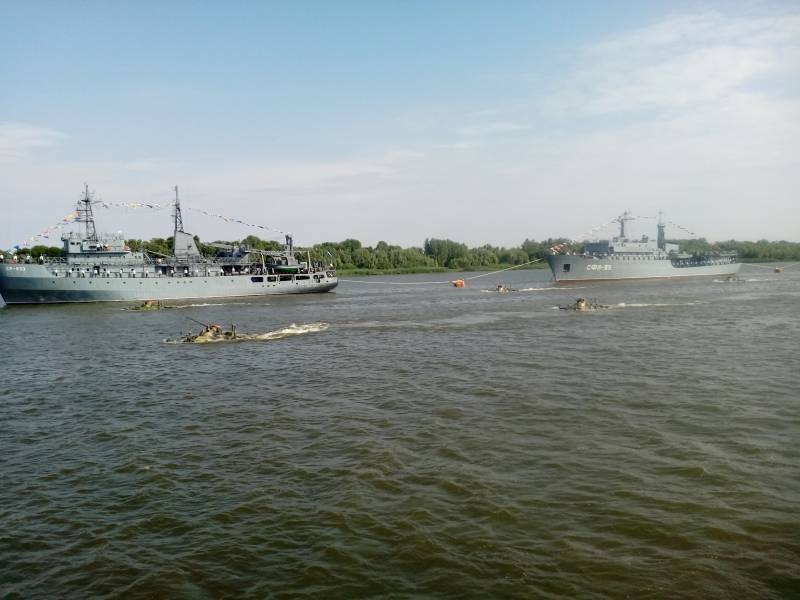 По-праздничному шумная репетиция военно-морского парада в Астрахани