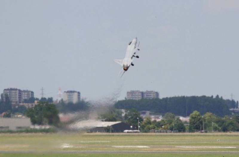 JF-17 выполняет фигуры пилотажа на двигателе РД-93 из РФ
