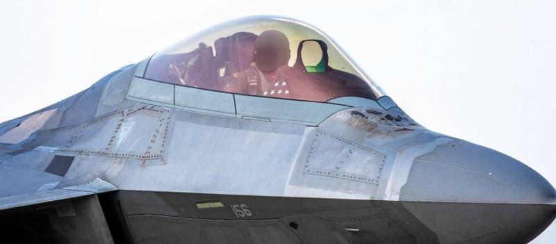 Показаны следы коррозии и гниения на поверхности F-22 ВВС США