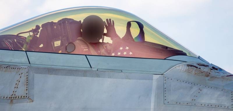 Показаны следы коррозии и гниения на поверхности F-22 ВВС США