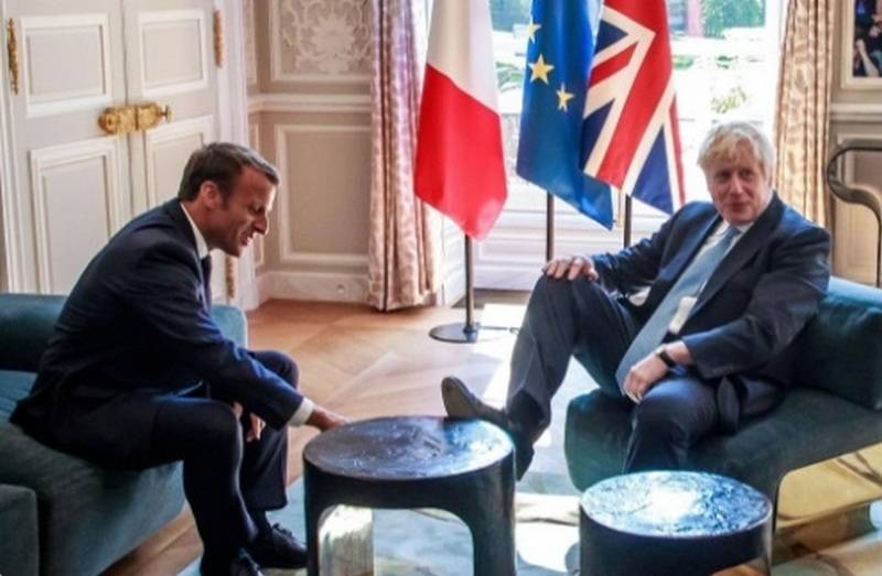 Британский премьер показал свои «манеры» на встрече с Макроном
