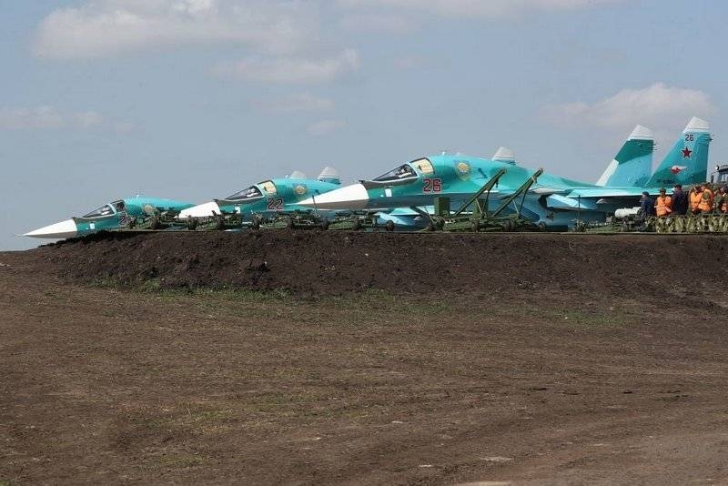 Российские Су-34 и Ан-26 отработали посадку на автотрассу в рамках учений