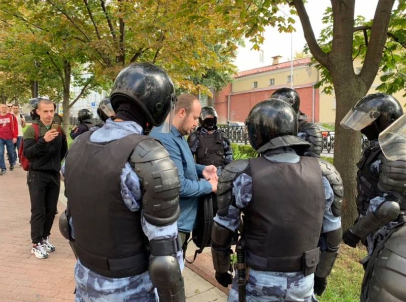 В Москве проходит несанкционированная акция оппозиции: Соболь "упаковали"