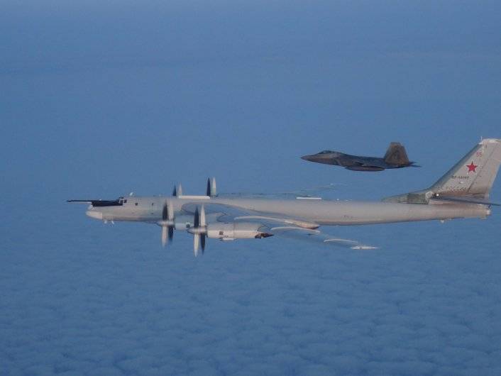 Западные СМИ: союзники перехватили Ту-95 и Ту-142 с использованием F-22 и "Тайфунов"