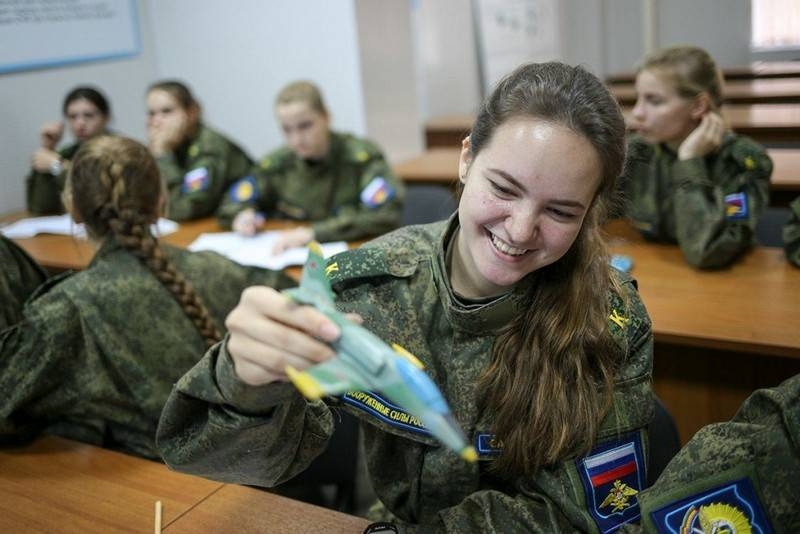 Девушек-курсантов  допустят к обучению на летчиков истребительной авиации