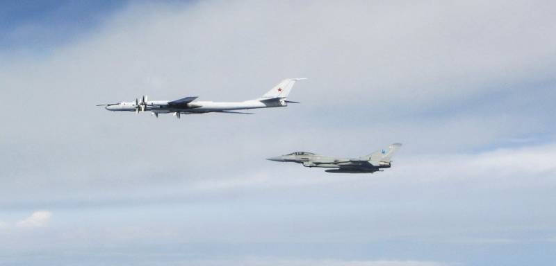 Западные СМИ: союзники перехватили Ту-95 и Ту-142 с использованием F-22 и "Тайфунов"