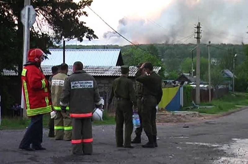 Пожар на военном складе в Ачинском районе будут тушить еще сутки