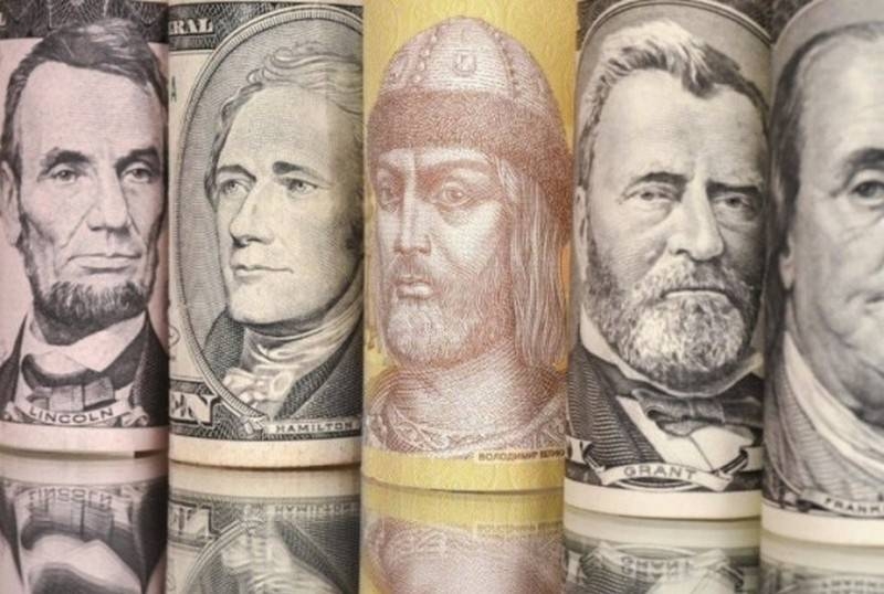 Украинцы попросили Зеленского заменить гривну на американский доллар