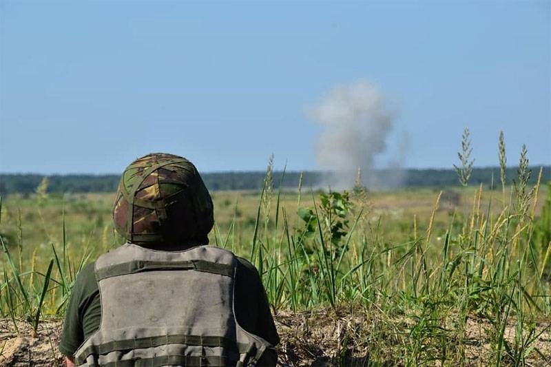 Кадры с фронта: неизвестные ракеты ПТРК уничтожают позиции ВСУ на Донбассе