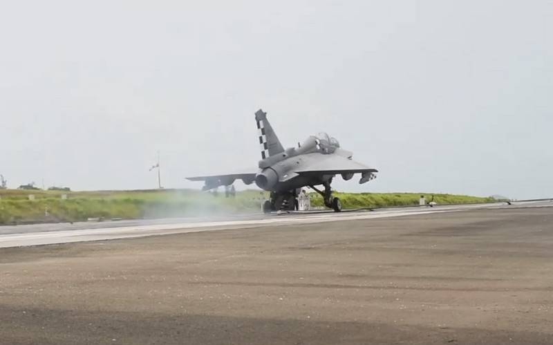 Индийский палубный истребитель Tejas Navy впервые испытали с авиафинишёром