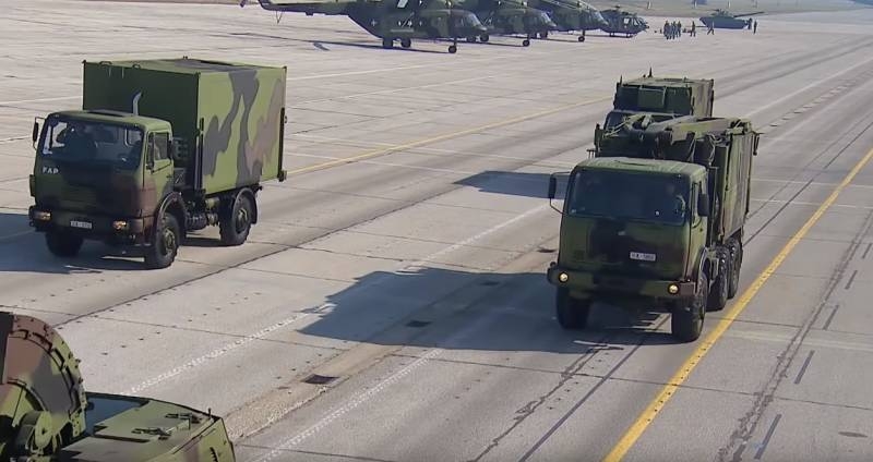 Какую боевую технику показали Медведеву на сербском параде