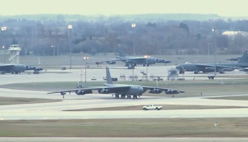 Американский "стратег" B-52 потерял часть двигателя в воздухе