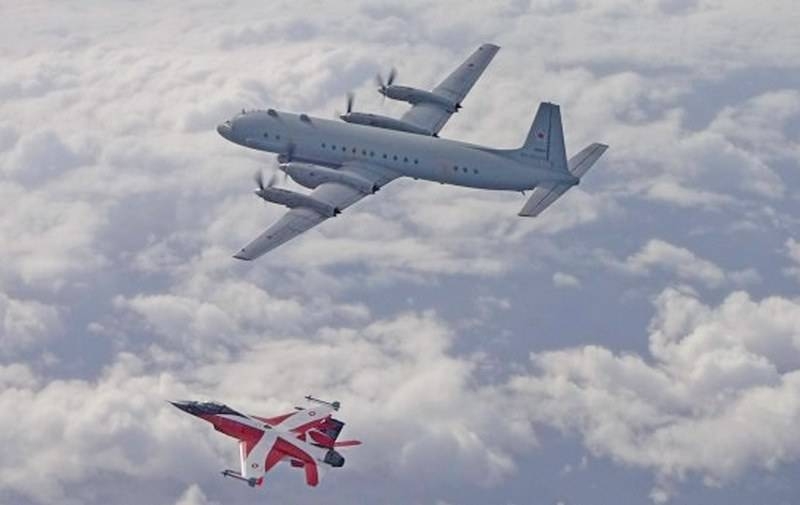 "С бала - на перехват":  F-16 ВВС Дании с "праздничной" раскраской сопровождал Ил-20М