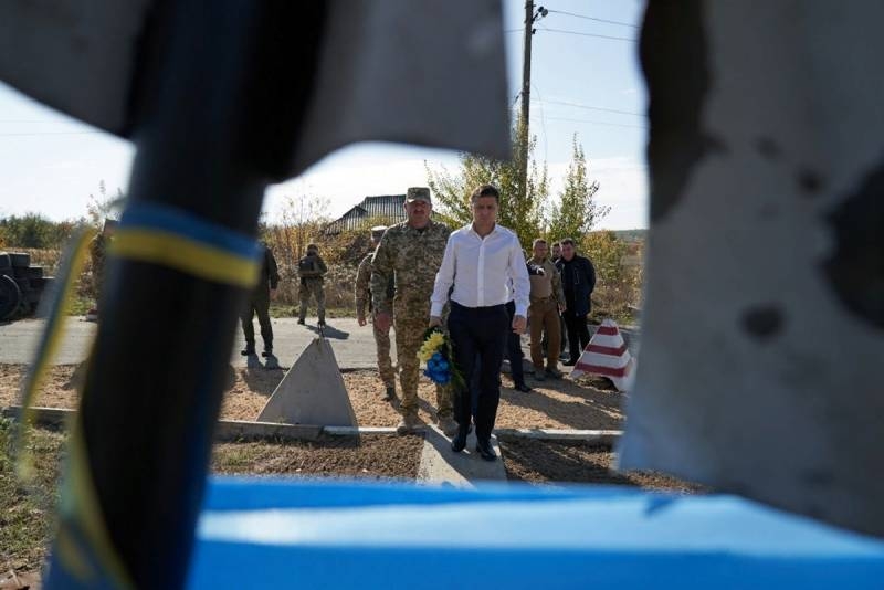 В белой рубашке у линии соприкосновения: Зеленский посетил Донбасс