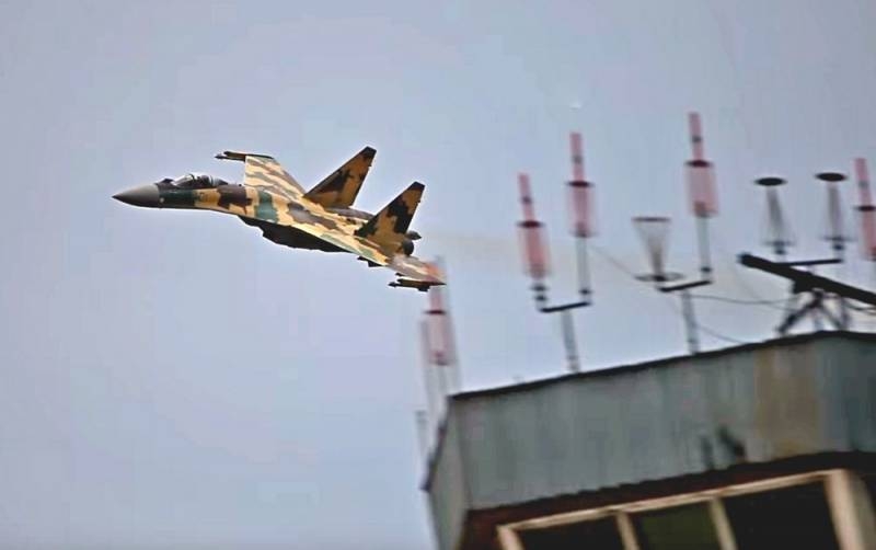 Экстремальные виражи российского Су-35 среди жилых домов попали на видео