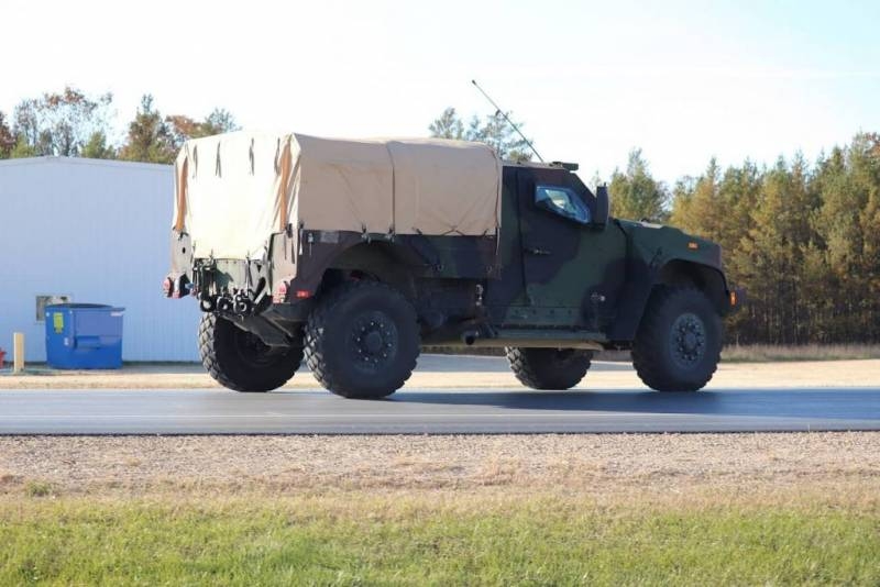 В США начали готовить водителей для грузовой версии JLTV