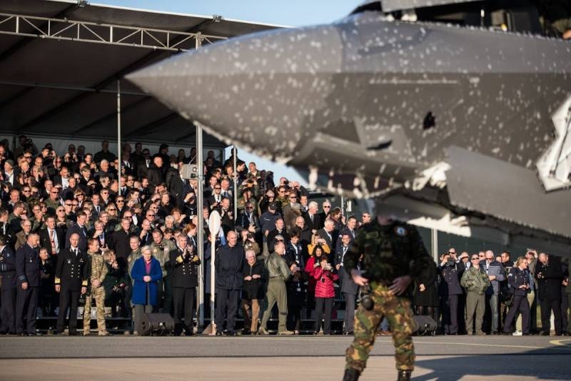 Первый нидерландский F-35 пожарные машины встретили не водой, а пеной