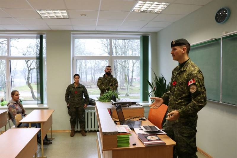 Натовские военные рассказали латвийским школьникам о "готовности защищать Латвию"