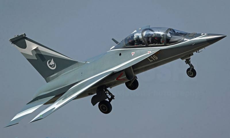 В Китае презентовали новый учебно-боевой самолёт L-15B