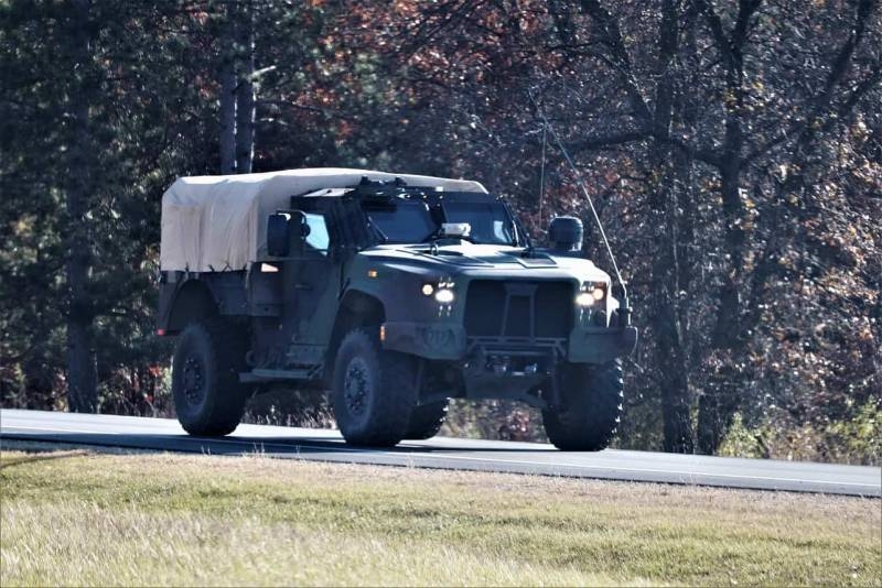 В США начали готовить водителей для грузовой версии JLTV