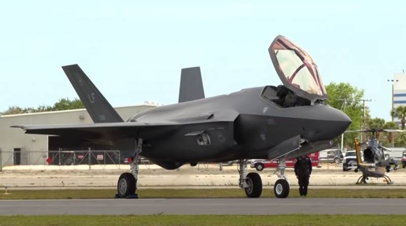 Первый нидерландский F-35 пожарные машины встретили не водой, а пеной