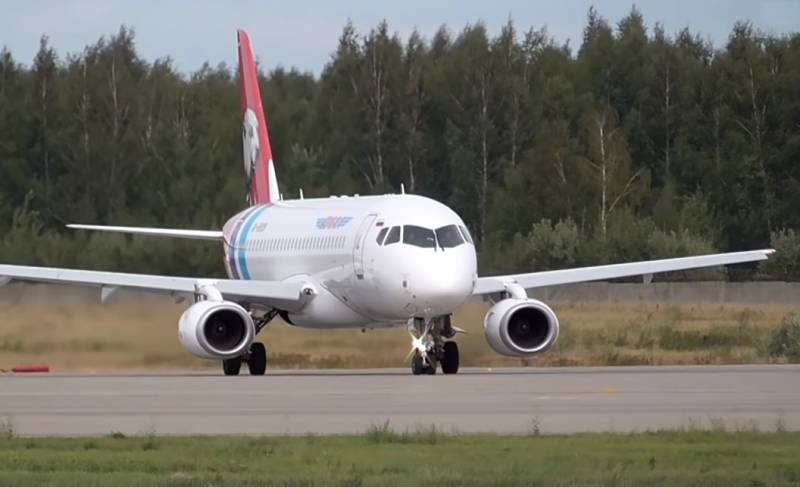 Выложено видео аварийной посадки SSJ-100 в Тюмени