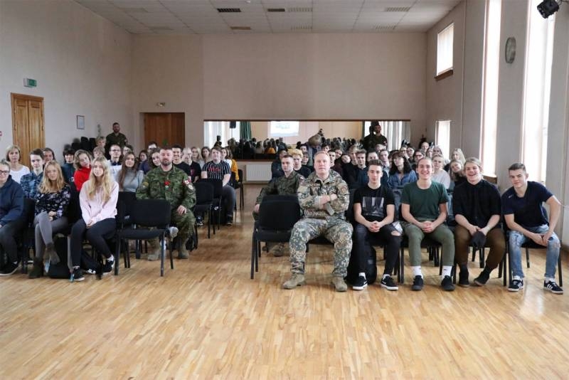 Натовские военные рассказали латвийским школьникам о "готовности защищать Латвию"