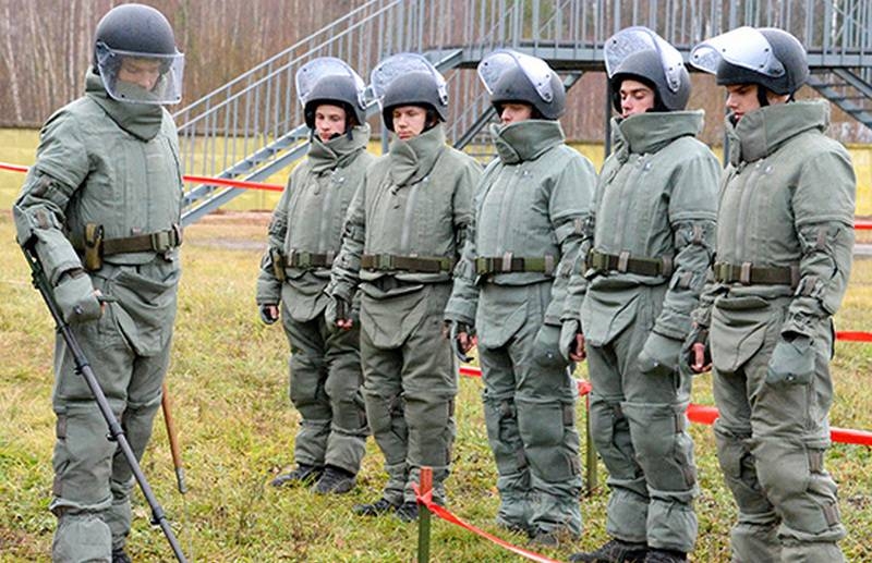 Сапёры ЮВО получили защитные костюмы ОРВ-2 "Сокол"