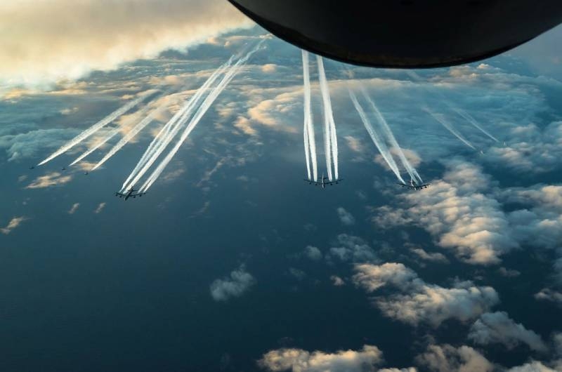 Три "стратега" ВВС США B-52H выполнили патрулирование за северным полярным кругом