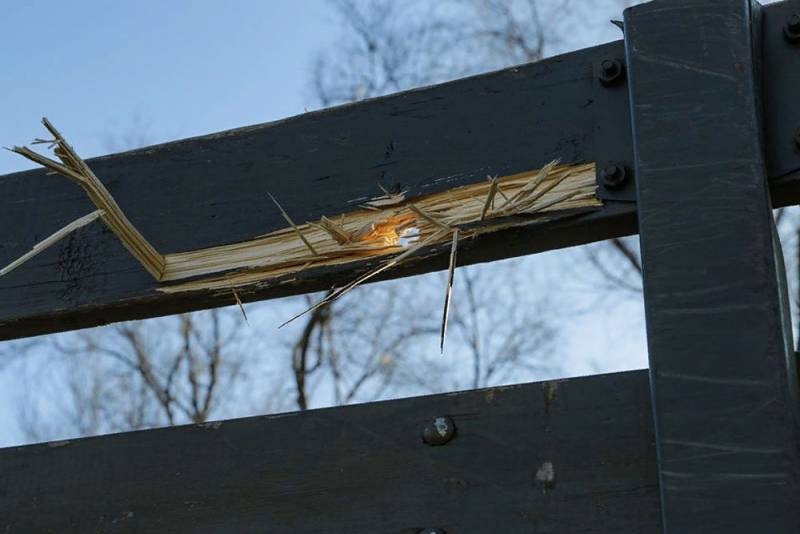 Несколько щепок и разбитое стекло грузовика ВСУ назвали результатом попадания ПТУР