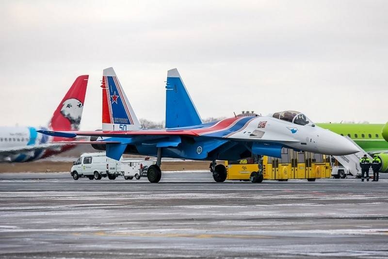 Пилотажная группа "Русские витязи" получила новые истребители Су-35С