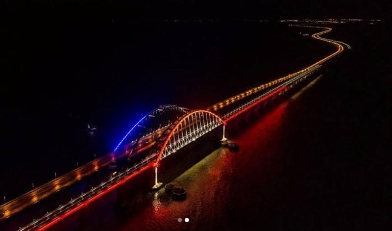 Арки Крымского моста подсветили цветами российского флага